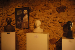 デスピオの胸像の後ろに「シャルル・デスピオ展」（三重県立美術館、1997年）のポスターを発見！