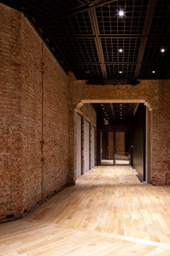 2階展示室内。煉瓦の壁が温かみのある空間を作りだしている。