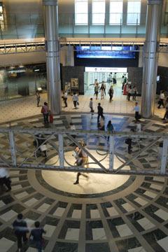 展示室を出ると復原された東京駅のドーム部分が見える。東京駅の改札は目の前。