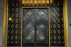 エドガー・ブラントとアルフレッド・フランソワによる鉄製の扉。アール・デコらしい幾何学モチーフ。