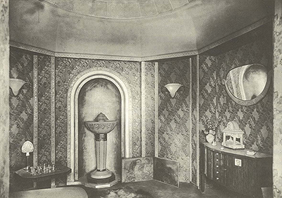 図2：国立セーブル製陶所パヴィリオン　「光のサロン」の室内。左手に見えるのが「光の噴水」。
