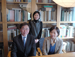 写真5：左から、大原美術館副館長の虫明さん、当館学芸員の浜崎・岡部。