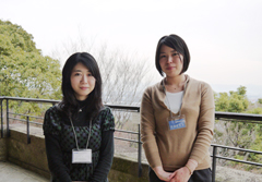 写真7：左から、アサヒビール大山崎山荘美術館学芸員の芦刈歩さん、当館職員の高橋