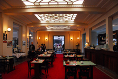 プール時代の食堂を活用したレストラン。天井の照明もアール・デコらしいデザイン。