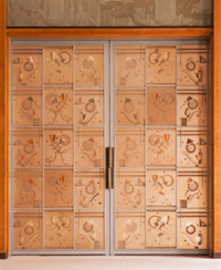 図4：大客室のエッチング扉装飾