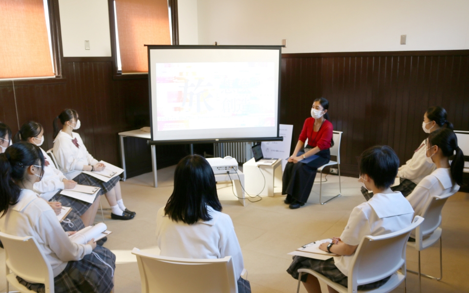 子どもたちが展示品を見ている様子