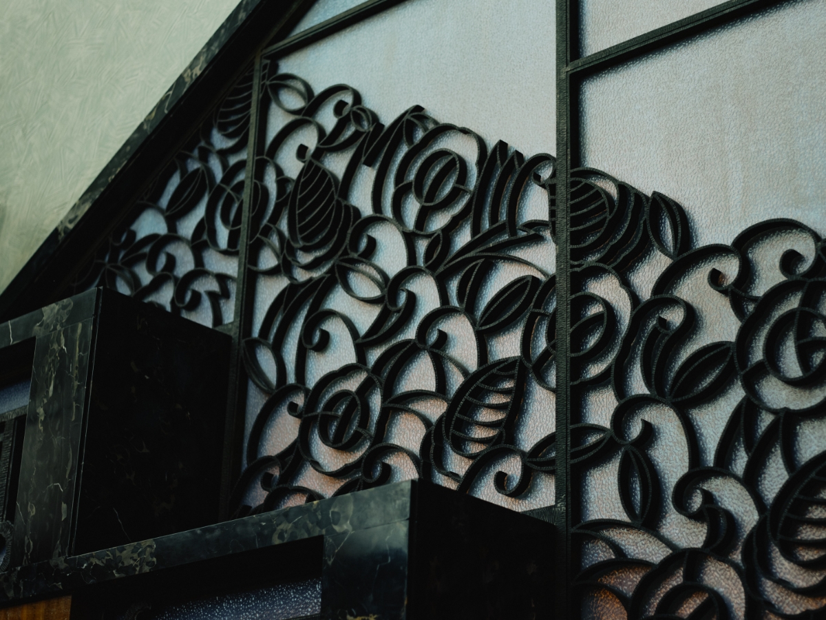 東京都庭園美術館本館の第一階段の装飾ガラスパネルの写真
