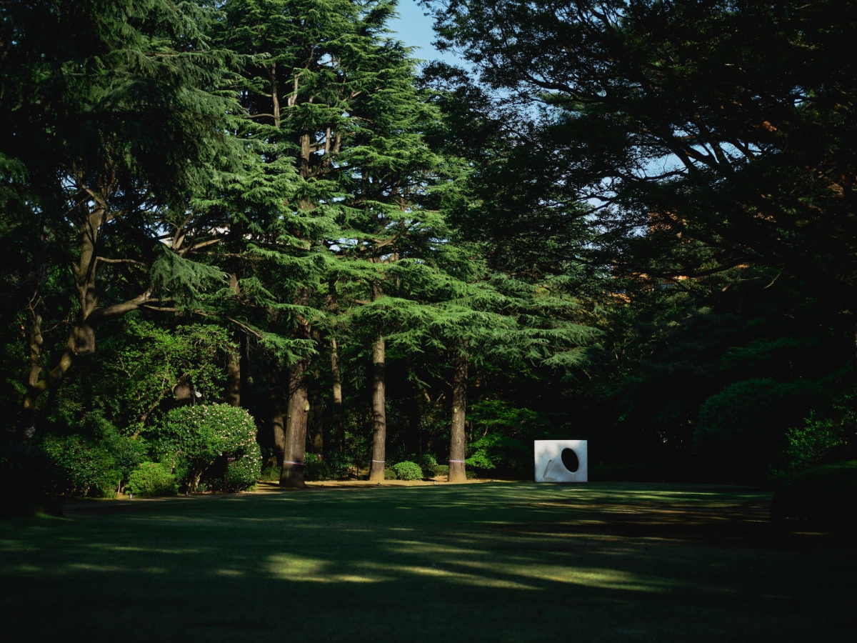 東京都庭園美術館の芝庭にある安田侃の作品を遠くからながめた写真