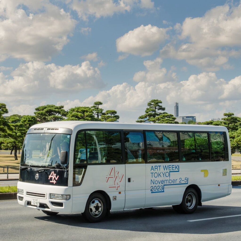 青空のもとを走るアートウィーク東京のシャトルバス