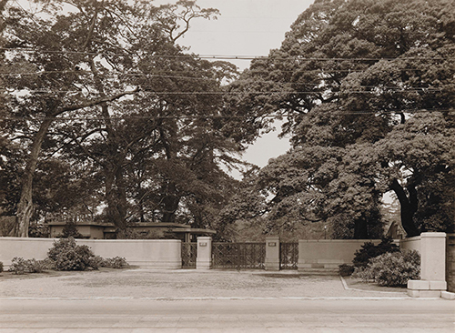 松井写真館「正門　朝香宮邸竣工写真」1933年頃　東京都庭園美術館蔵の写真