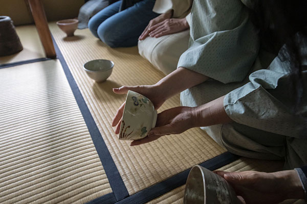 茶会で茶碗を眺める参加者の写真