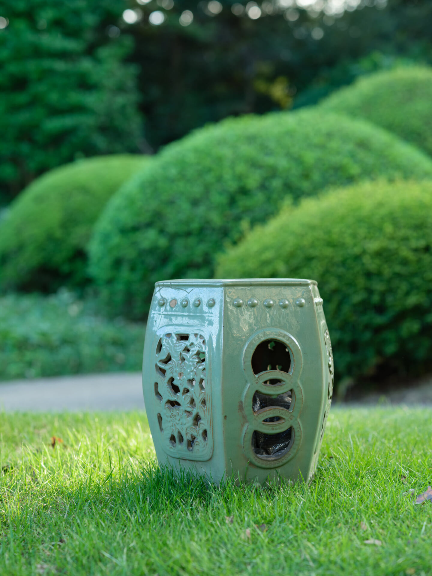 東京都庭園美術館の芝庭に展示された中国製の腰かけ