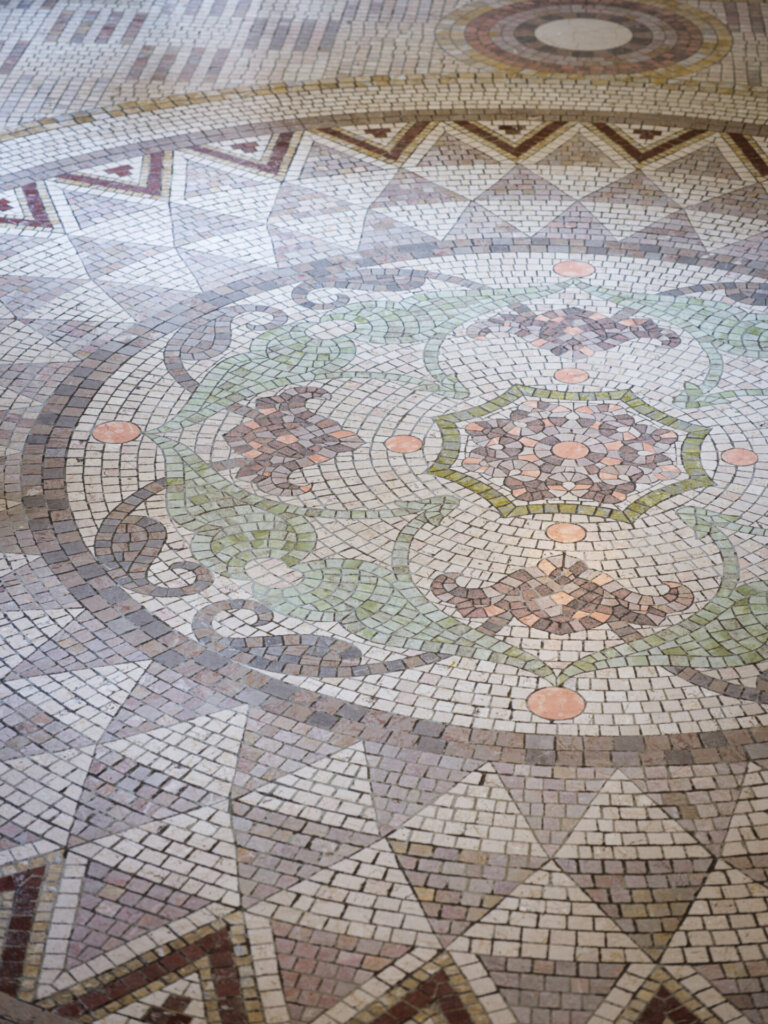 本館　正面玄関床