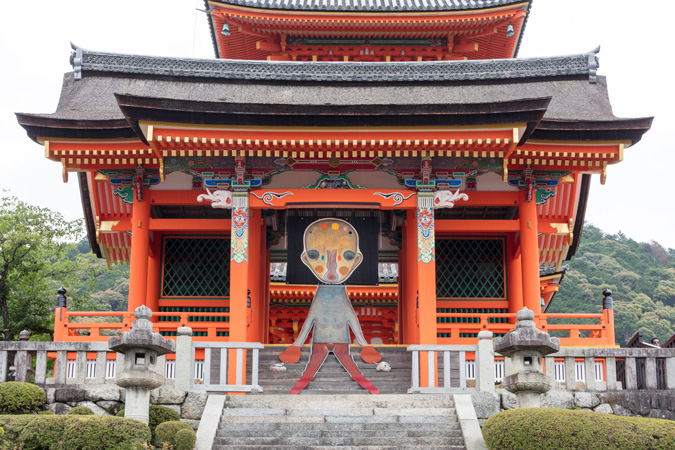 Izumi Kato Untitled 2019 Installation view “Contact / Connect 2019” Kiyomizu-dera Temple (West gate), Kyoto photo: Kiyotoshi Takashima courtesy of The Contact / Connect Exhibition Executive Committee ⓒ2019 Izumi Kato