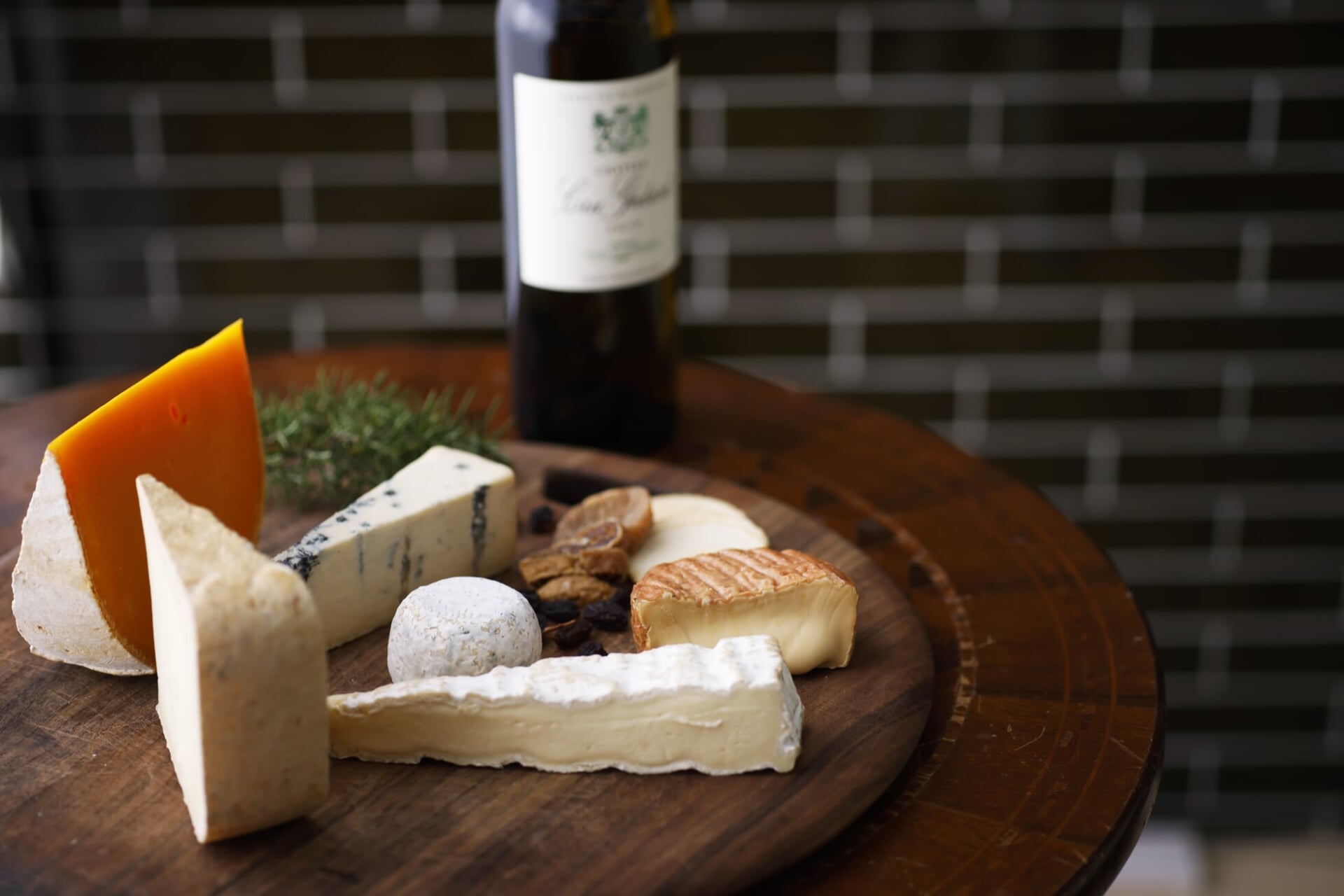 ワインとチーズが並べられている写真