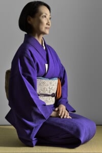 紫の着物を着た、傳田妙京さんの写真
