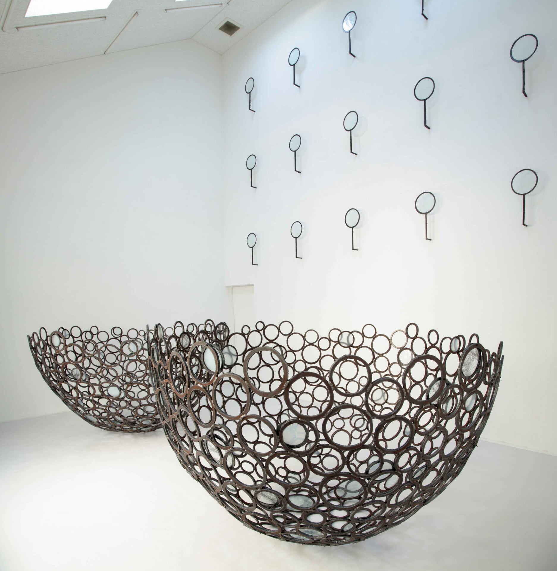 鉄の彫刻作品 （参考図版）青木野枝《もどる水》2023年 gallery21yo-j（東京）展示風景 ©︎Noe Aoki, courtesy of ANOMALY（撮影：山本糾）