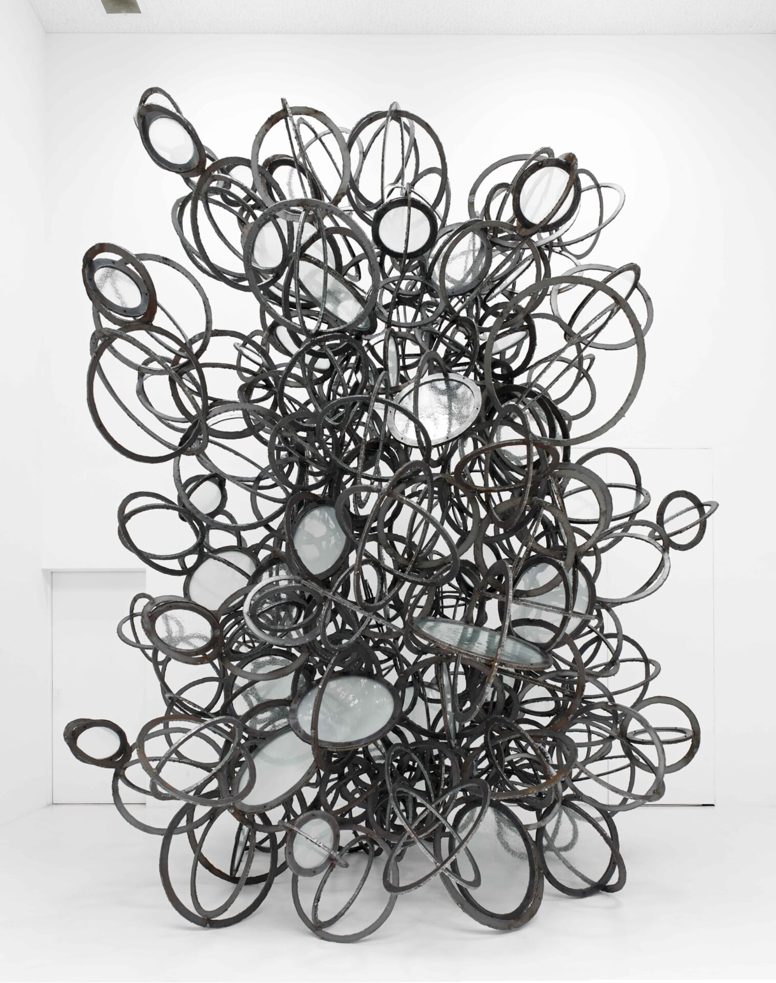 鉄の彫刻作品 （参考図版）青木野枝《微塵》2020年 gallery21yo-j （東京）展示風景 ©Noe Aoki, courtesy of ANOMALY（撮影：山本糾）