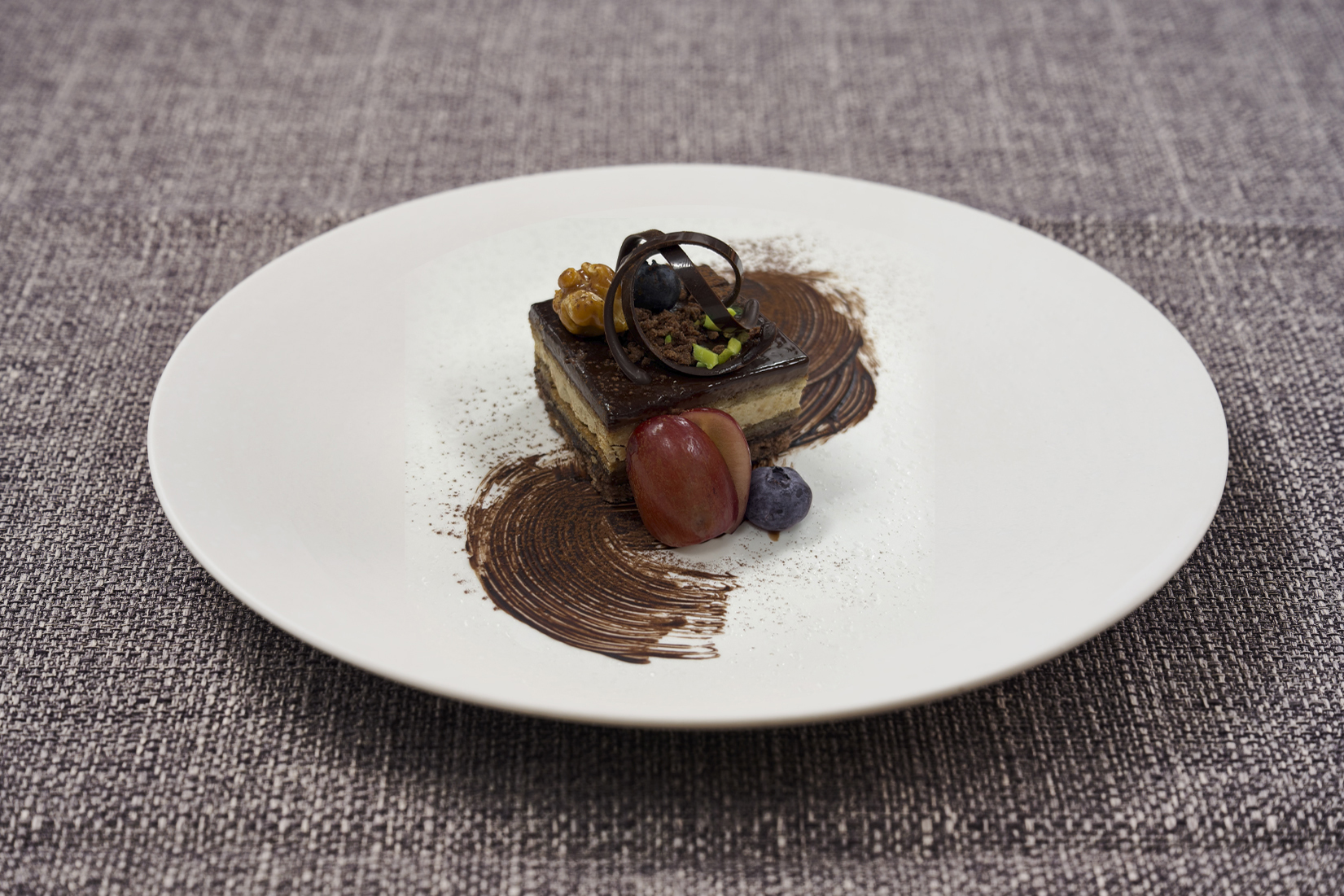 青木野枝の作品にちなんだカフェコラボデザートのチョコレートケーキ