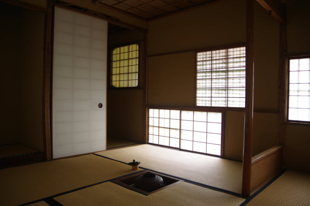 静寂な小間の様子