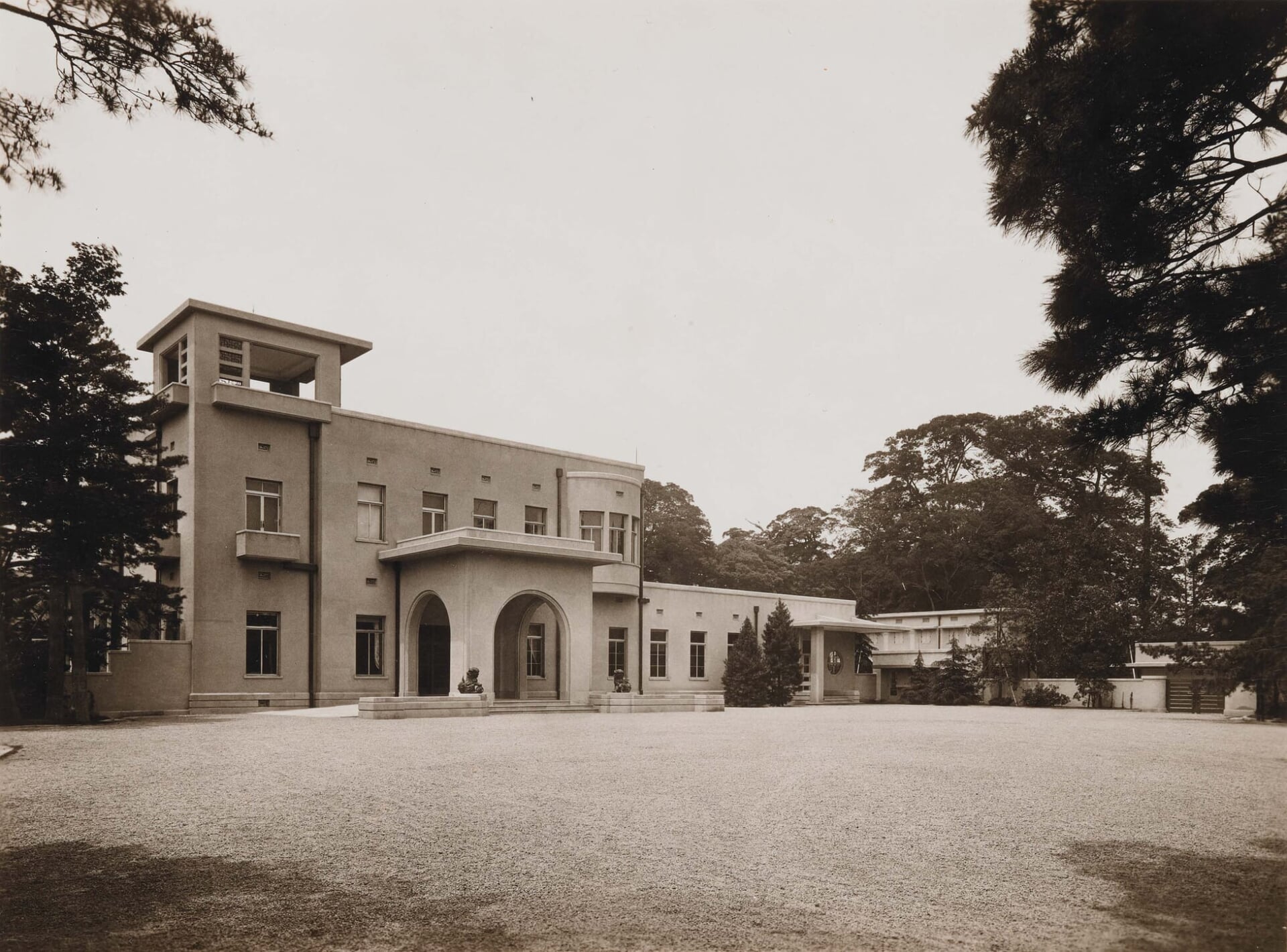 1933年竣工当時の朝香宮邸の建物。正面玄関側から撮影。