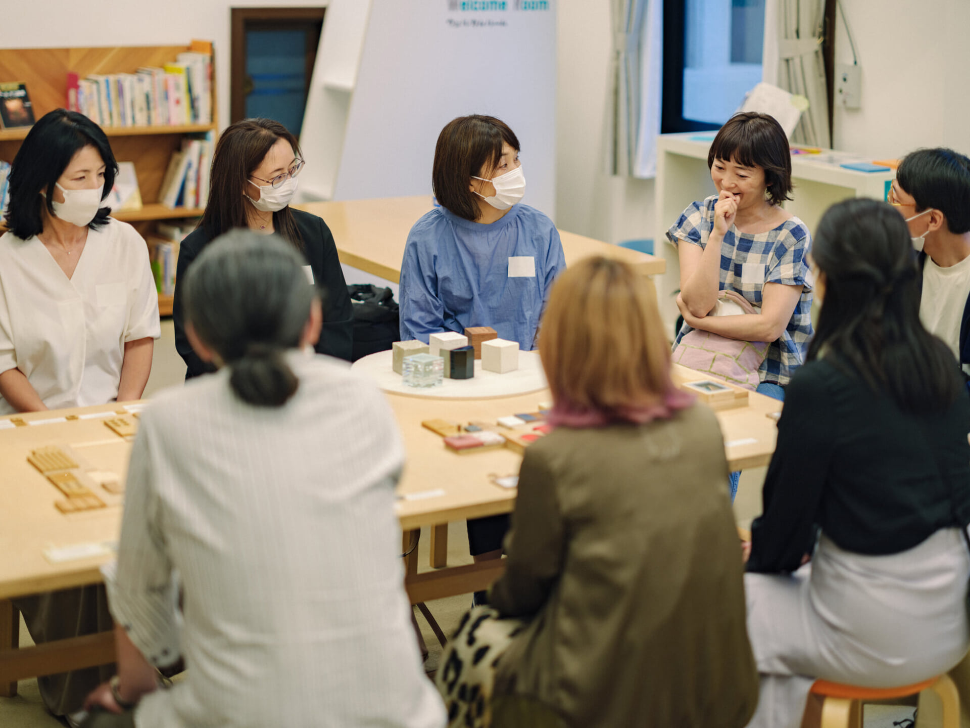 テーブルを囲んで話あっている様子