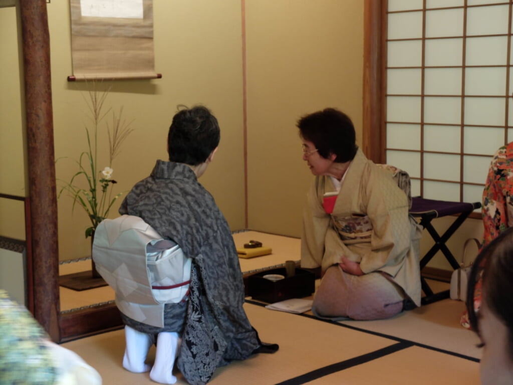 床の間の説明をするご亭主