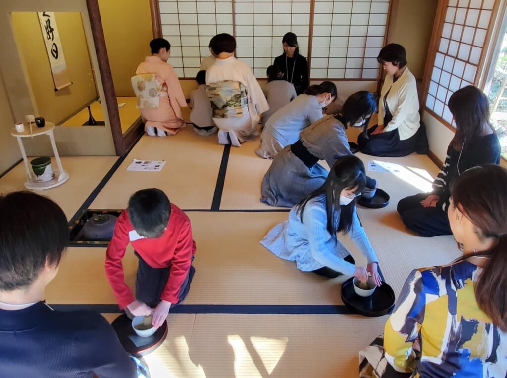 保護者に抹茶を点てる