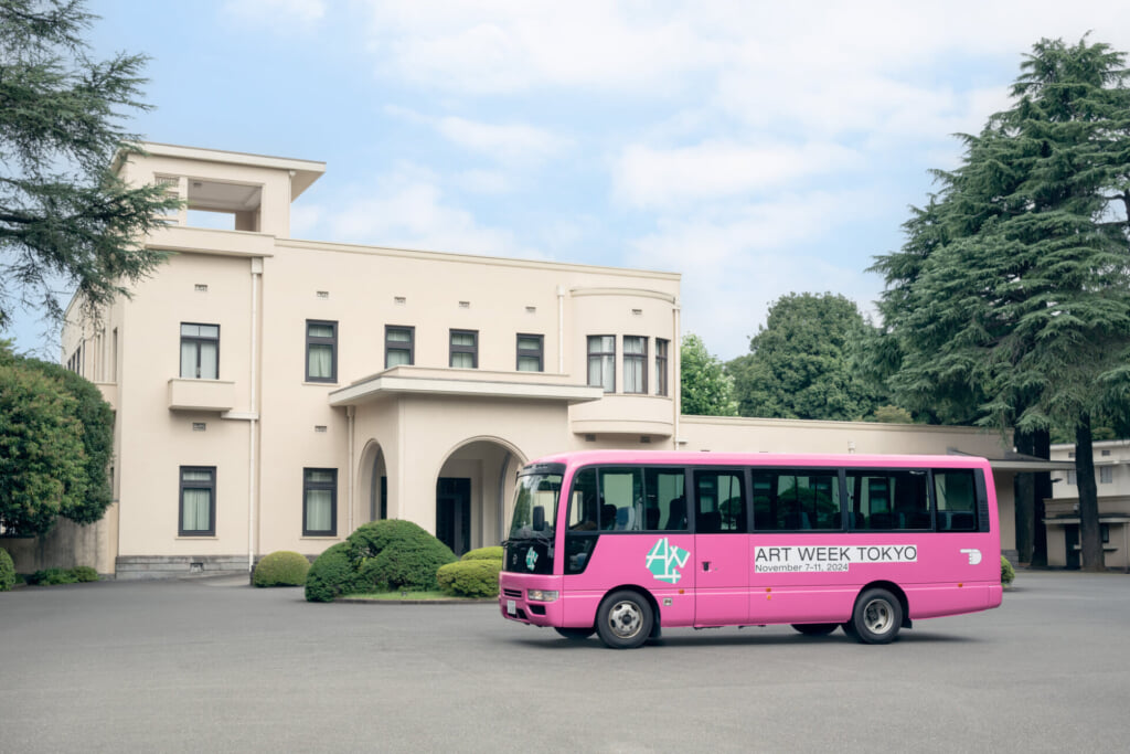 無料のシャトルバスAWT BUS
