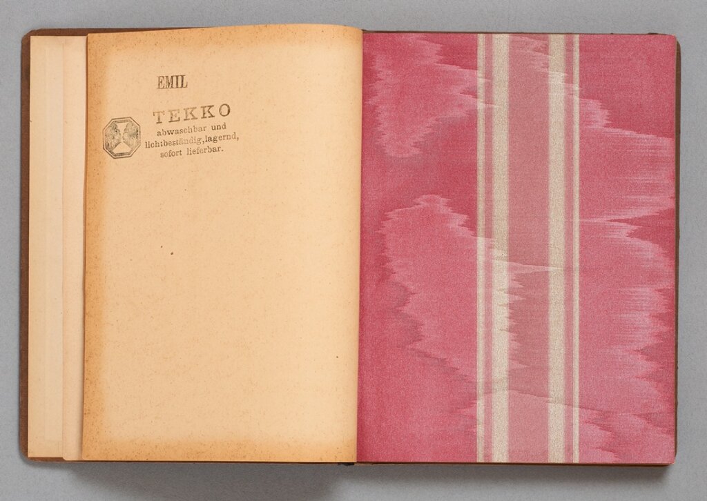 庭園美術館所蔵 テッコー・ザルブラ壁紙見本帳(1930)写真
