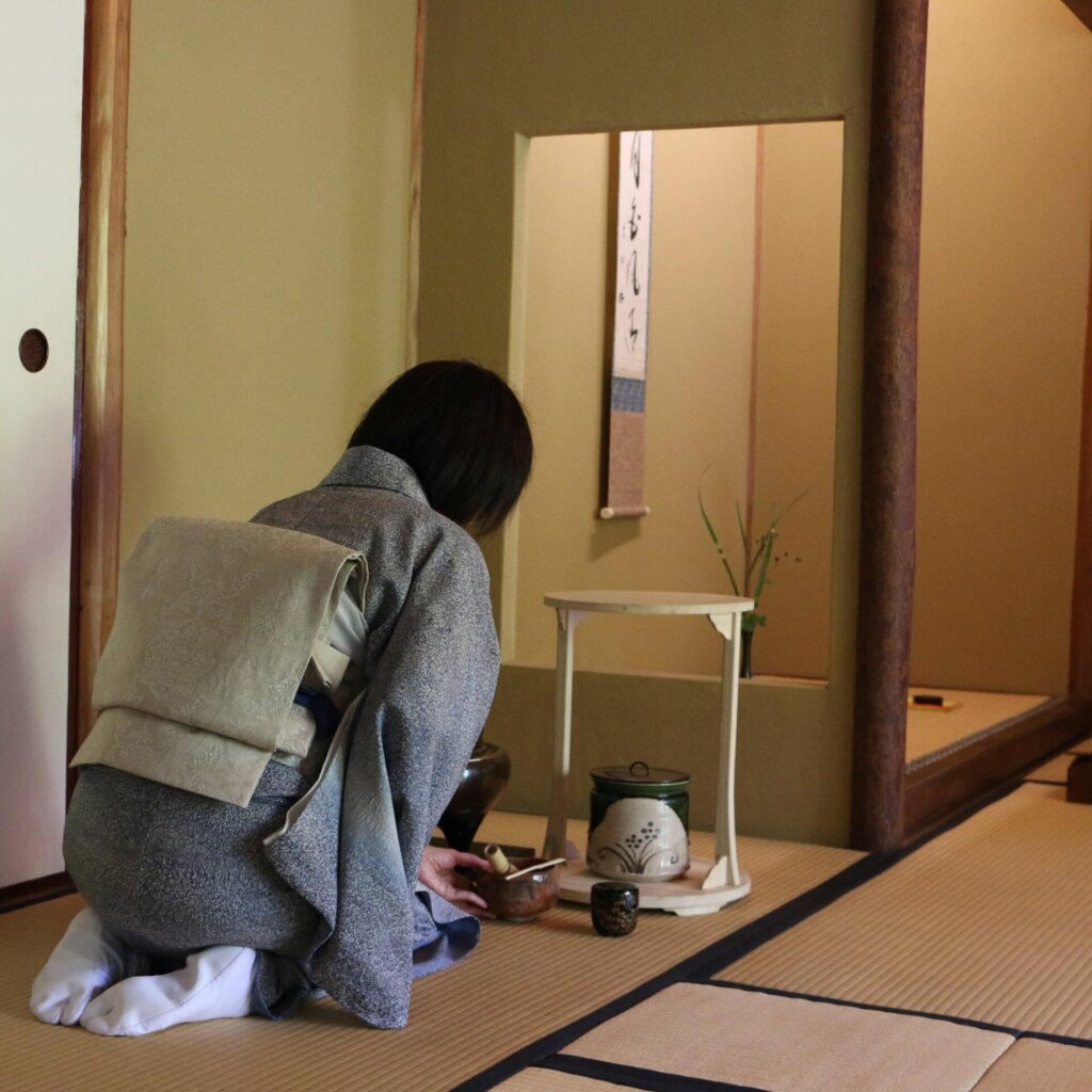 2024年の秋の呈茶お点前の様子