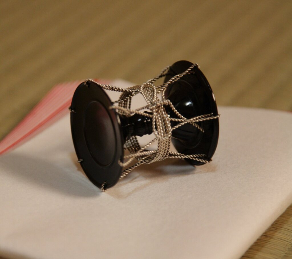 傳田さん茶席の小鼓の形をした香合