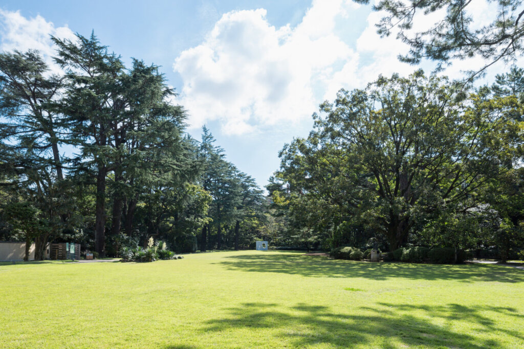 東京都庭園美術館 芝庭の様子