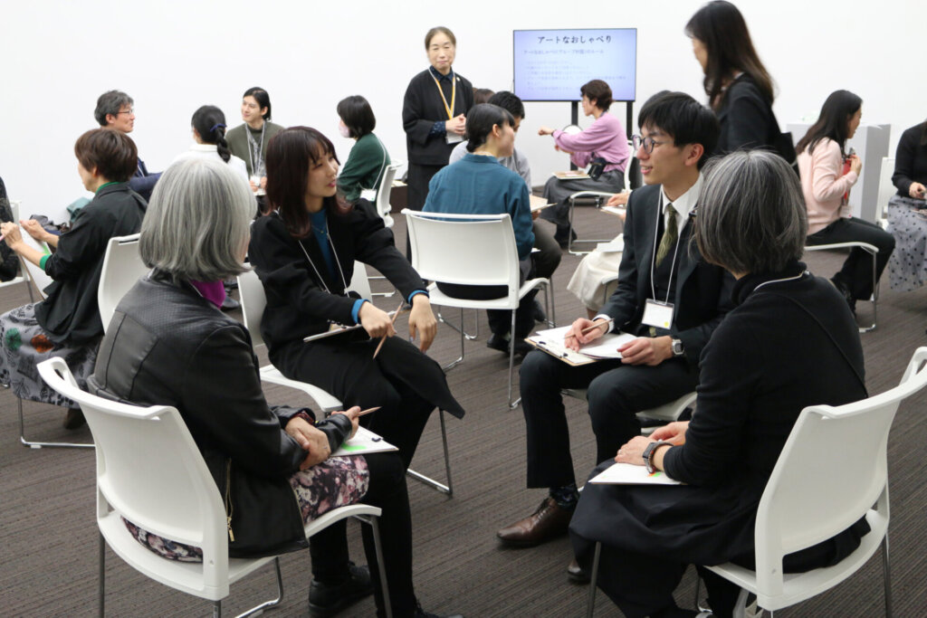 参加者がグループごとに対話する様子