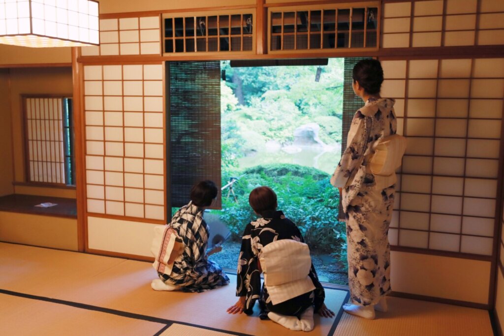 茶室「光華」にて浴衣姿で庭を眺める女性たち