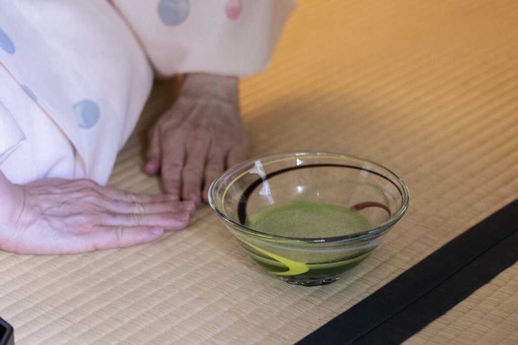 ガラスの茶碗で出される冷茶