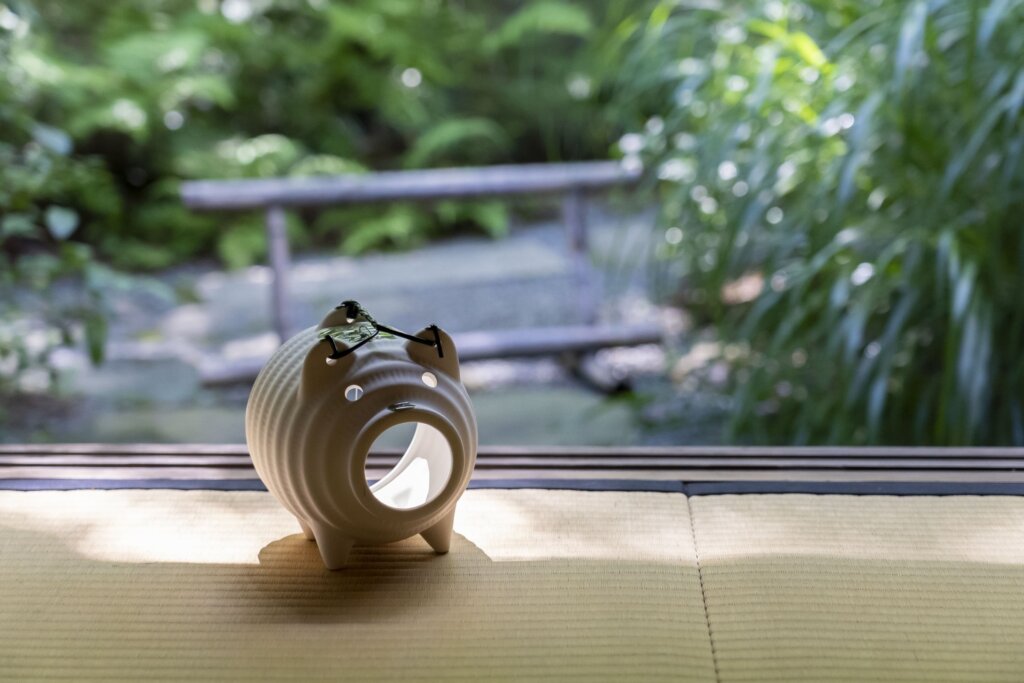 茶室に置かれたブタの蚊遣り