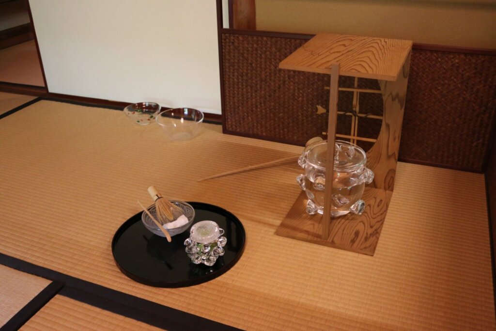 青木美歌さん制作のガラスの茶道具