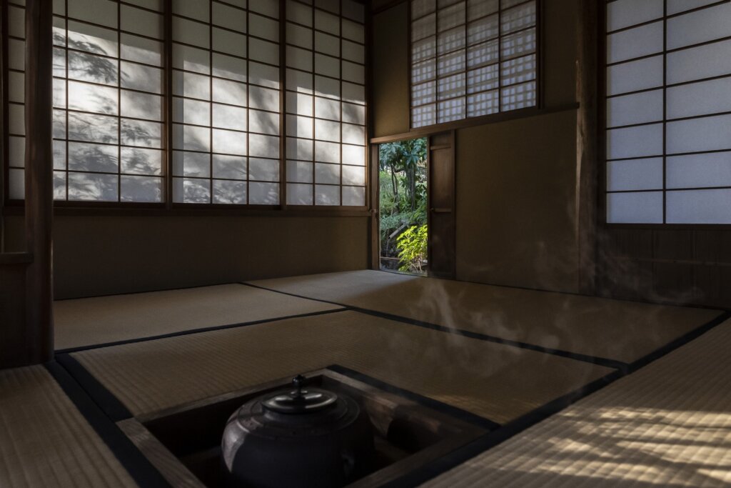 陽が奥まで差し込む冬の茶室「光華」の小間