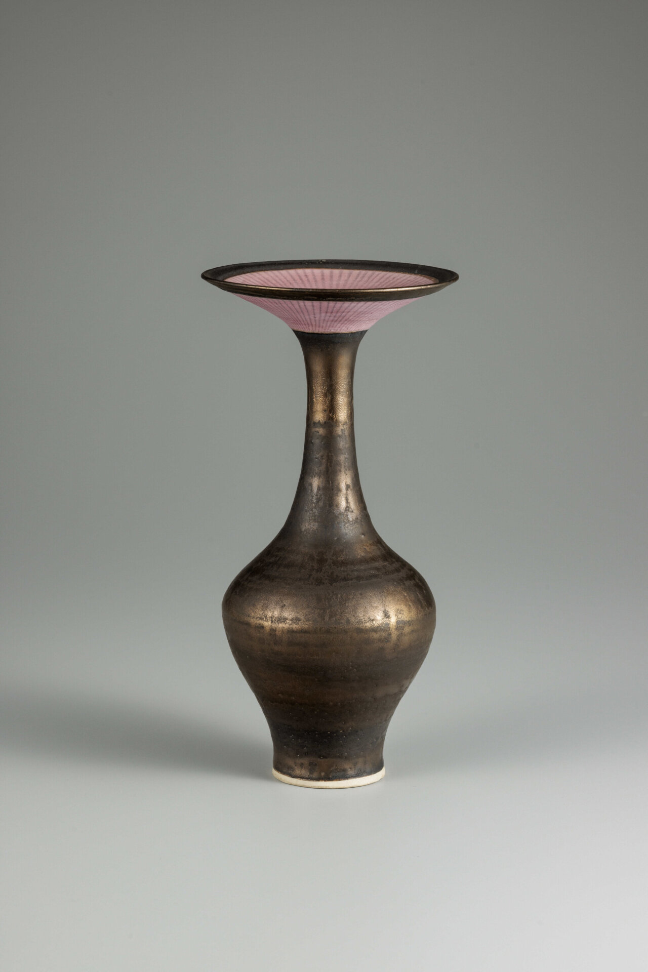 ルーシー・リー 《ブロンズ釉花器》1980年頃　井内コレクション（国立工芸館寄託）　撮影：品野 塁