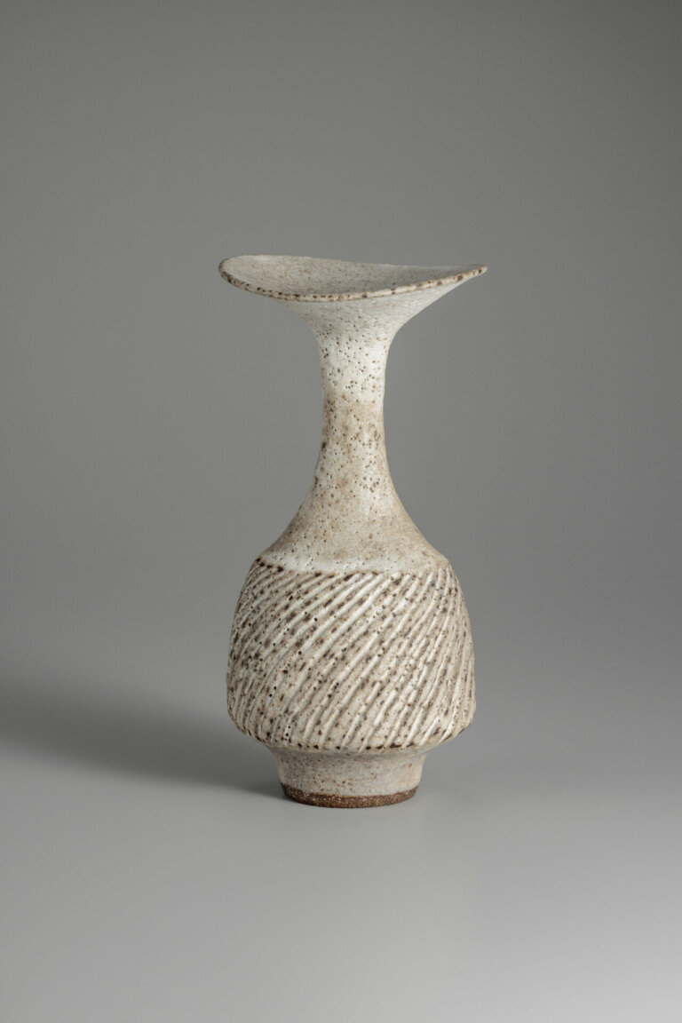 ルーシー・リー《白釉鎬文花瓶》1976年頃 国立工芸館蔵 　撮影：品野塁