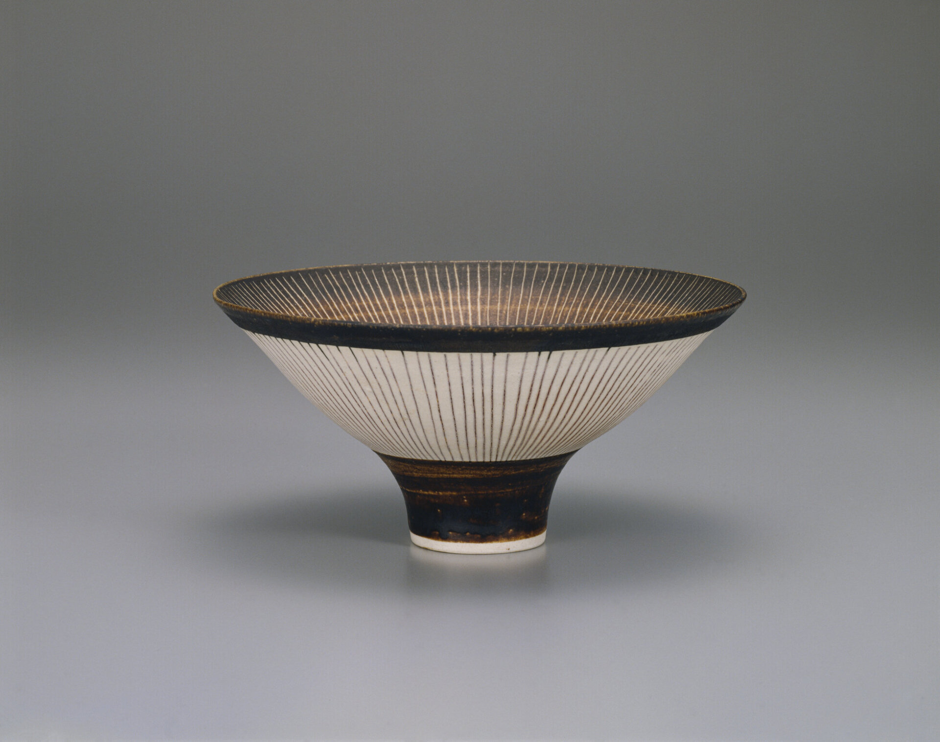ルーシー・リー《マンガン釉線文碗》1970年頃　国立工芸館蔵　撮影：アローアートワークス