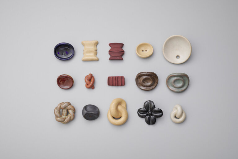 ルーシー・リー《ボタン》(一部) 1940-50年代 公益財団法人岡田文化財団パラミタミュージアム蔵