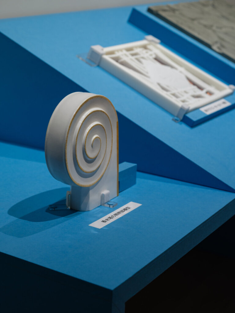 香水塔照明部の触察模型と魚のラジエーターカバーの触察模型