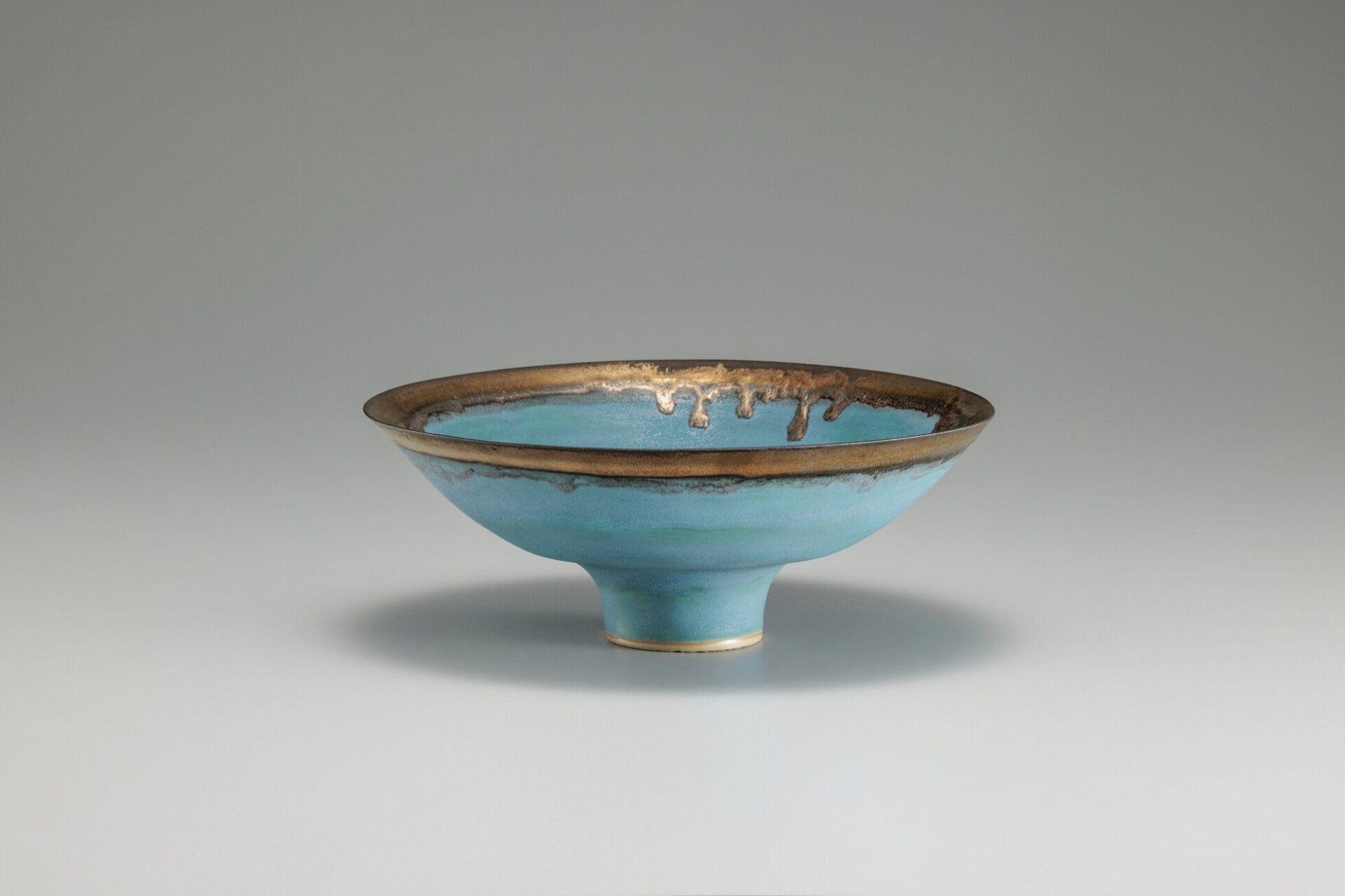 ルーシー・リー《青釉鉢》1980年頃　井内コレクション（国立工芸館寄託）　撮影：品野 塁