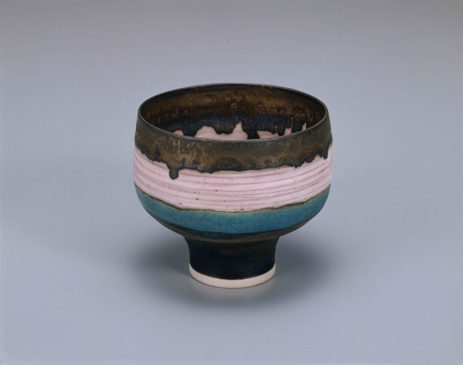 ルーシー・リー《ピンク象嵌小鉢》1975-79年頃　国立工芸館蔵　撮影：アローアートワークス