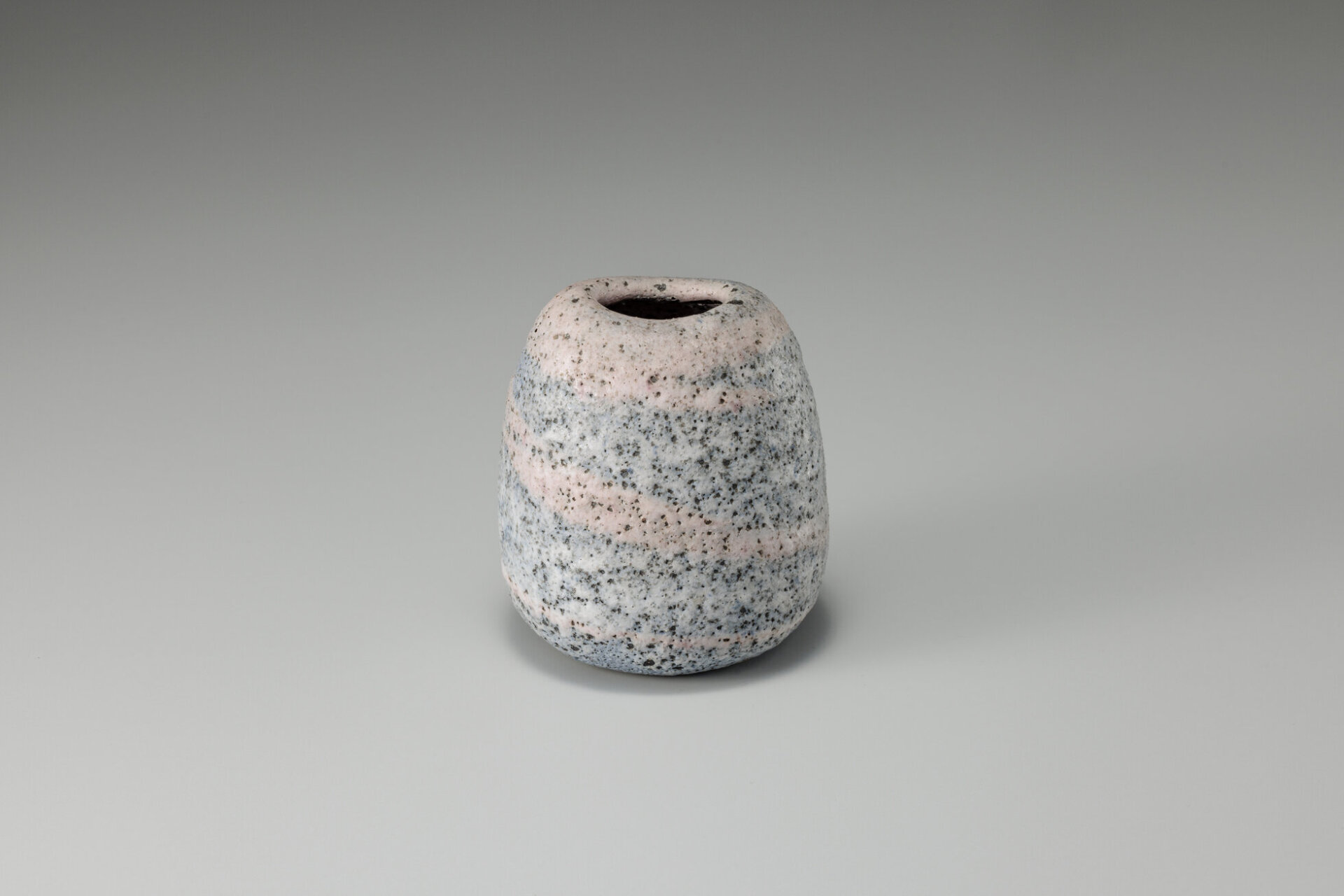 ルーシー・リー《練り込み花器》1980年頃　井内コレクション（国立工芸館寄託）　撮影：品野 塁