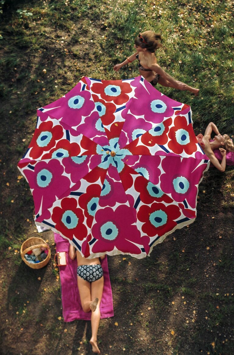 《ウニッコ》柄のパラソルの下で、1965年　Under Marimekko Umbrella, 1965　Photo: Tony Vaccaro / Tony Vaccaro Archives 7.図案・ドレス：アンニカ・リマラ《イソ ライネ》マリメッコ展広報用画像 1965年/《ナッピメッコ》1967年