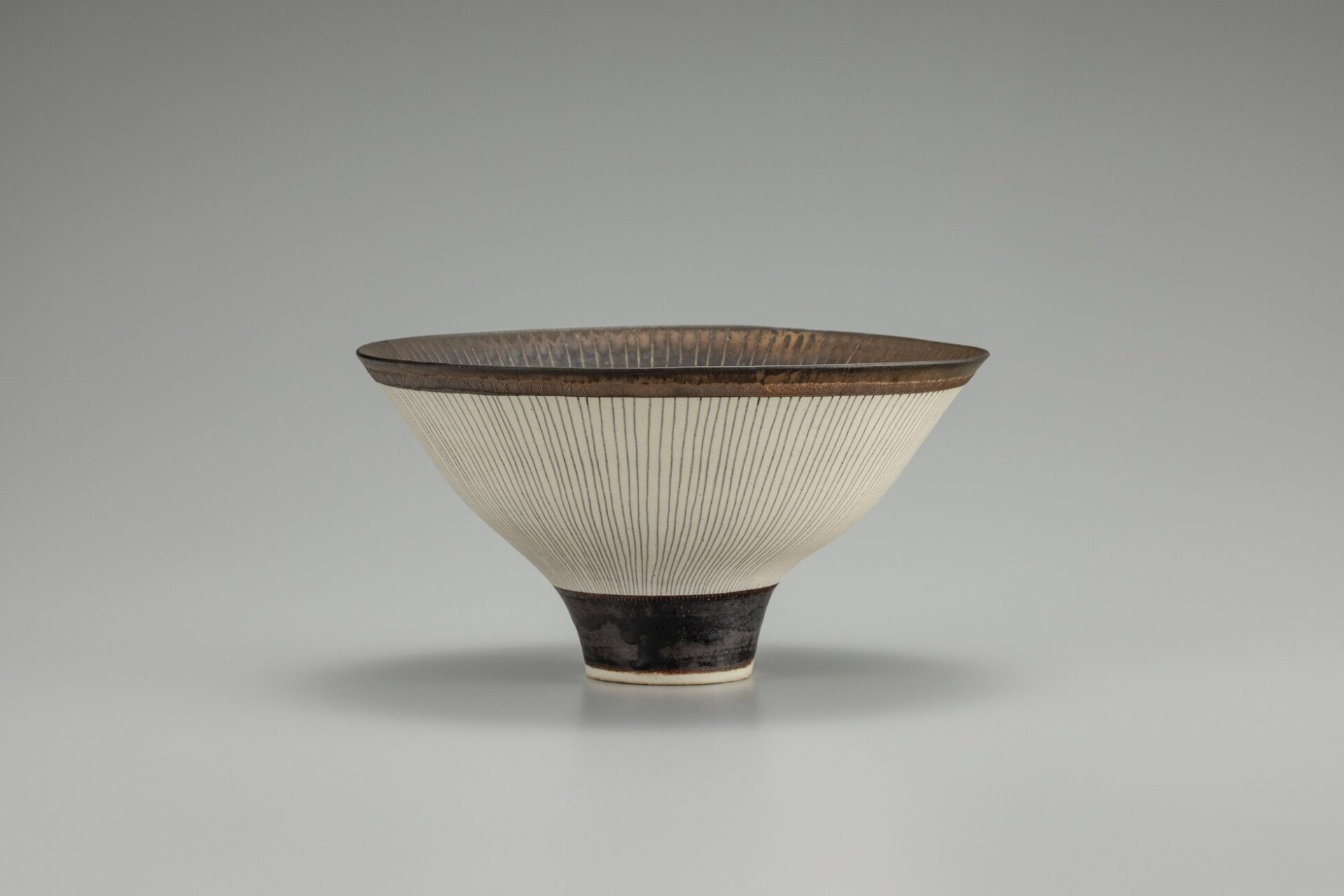 ルーシー・リー《マンガン釉線文鉢》1970年頃 井内コレクション（国立工芸館寄託） 撮影：品野 塁