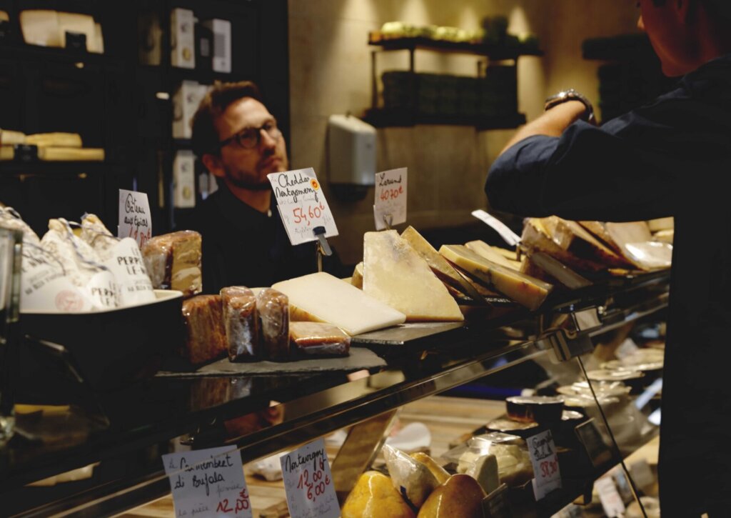 パリ７区のチーズ屋　　撮影：合田昌弘